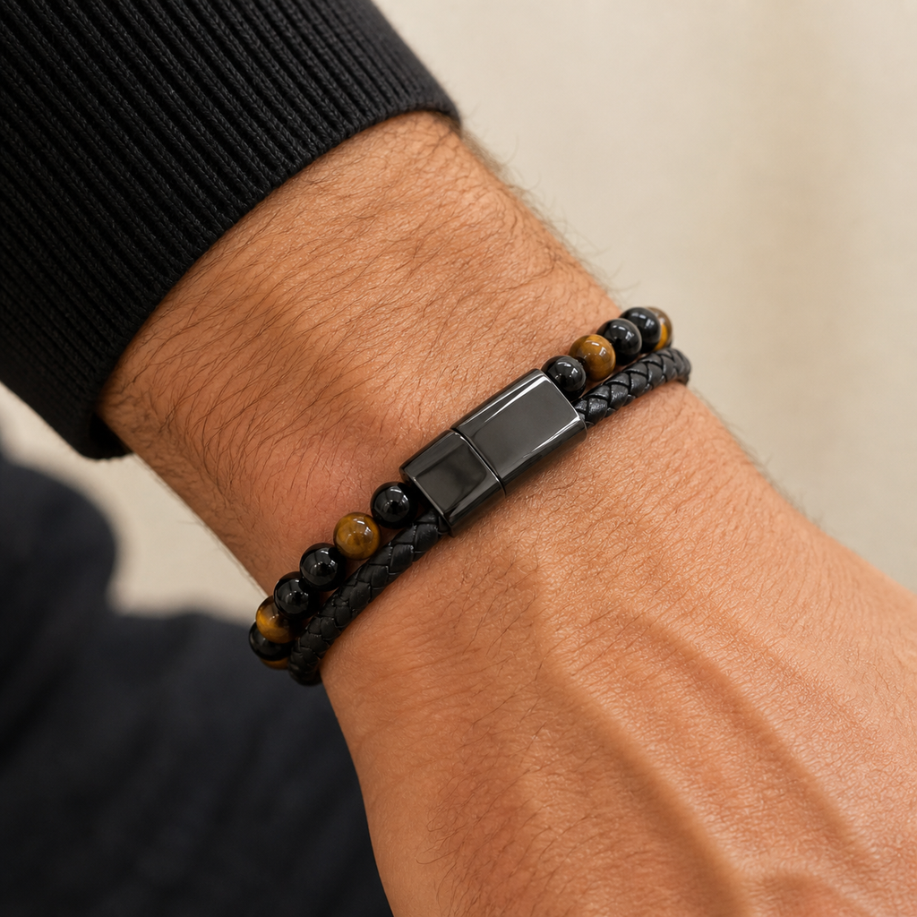 Bracelet Aska noir en oeil de tigre et onyx 6 mm porté par le modèle masculin MilAura milaura-male-01 en gros plan