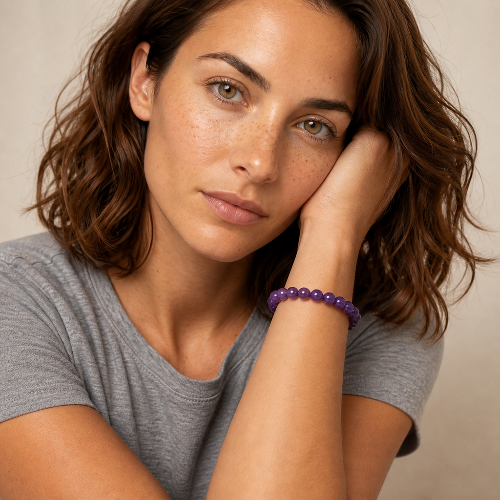 Bracelet en améthyste du Brésil 10 mm porté par Chloé en gros plan