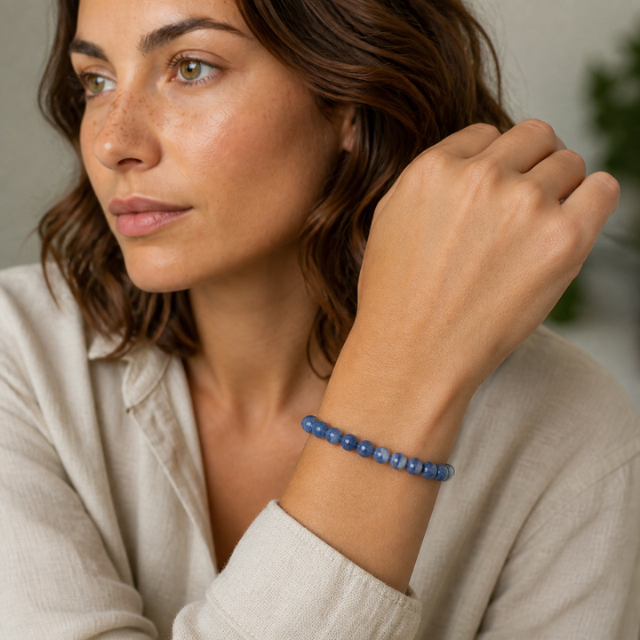 Bracelet cyanite porté par Chloé en gros plan