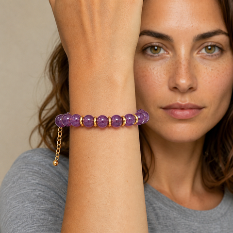 Bracelet Eira doré en améthyste 6 mm porté par Chloé en gros plan