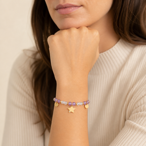Bracelet Mira doré en améthyste et cristal de roche - 16 à 22 cm porté par Elena en gros plan
