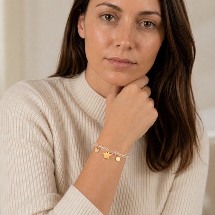 Bracelet Mira doré en cristal de roche 4 mm porté par Elena en gros plan