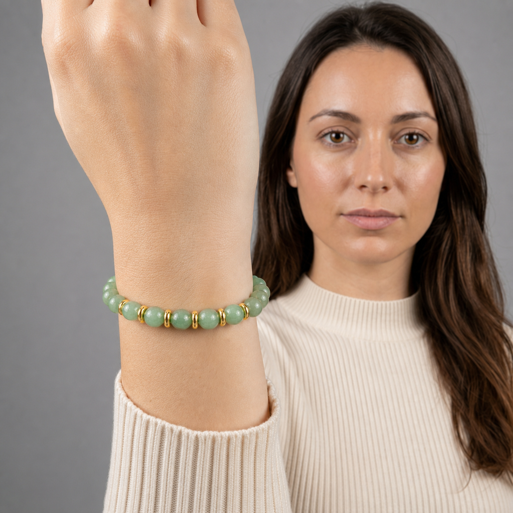 Bracelet Eira doré en aventurine verte 6 mm porté par Elena en gros plan