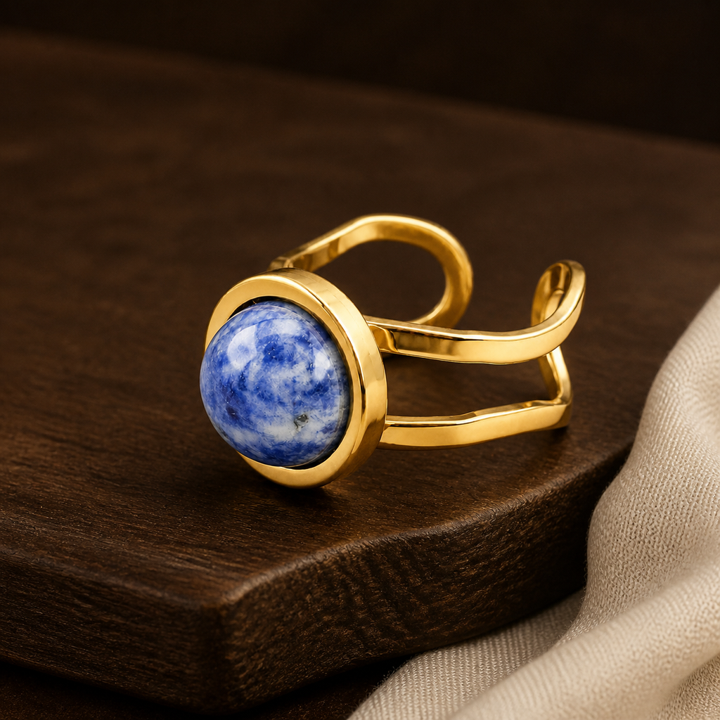 Bague dorée en sodalite - Taille 54, présentation sur une surface sombre contrastée