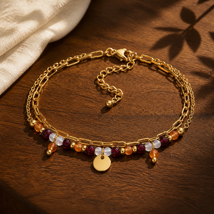 Bracelet Iris doré présenté sur bois sombre avec textile ivoire