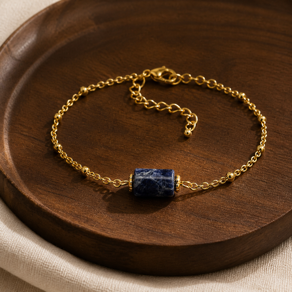 Bracelet Cléa doré en sodalite 8 mm, présentation sur une surface sombre contrastée