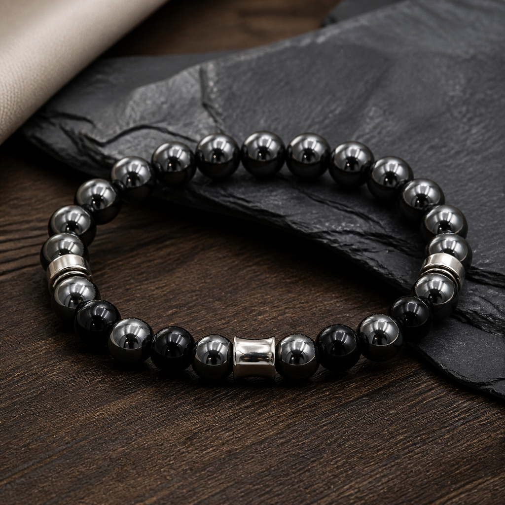 Bracelet Kahel en onyx et hématite, présentation sur fond sombre