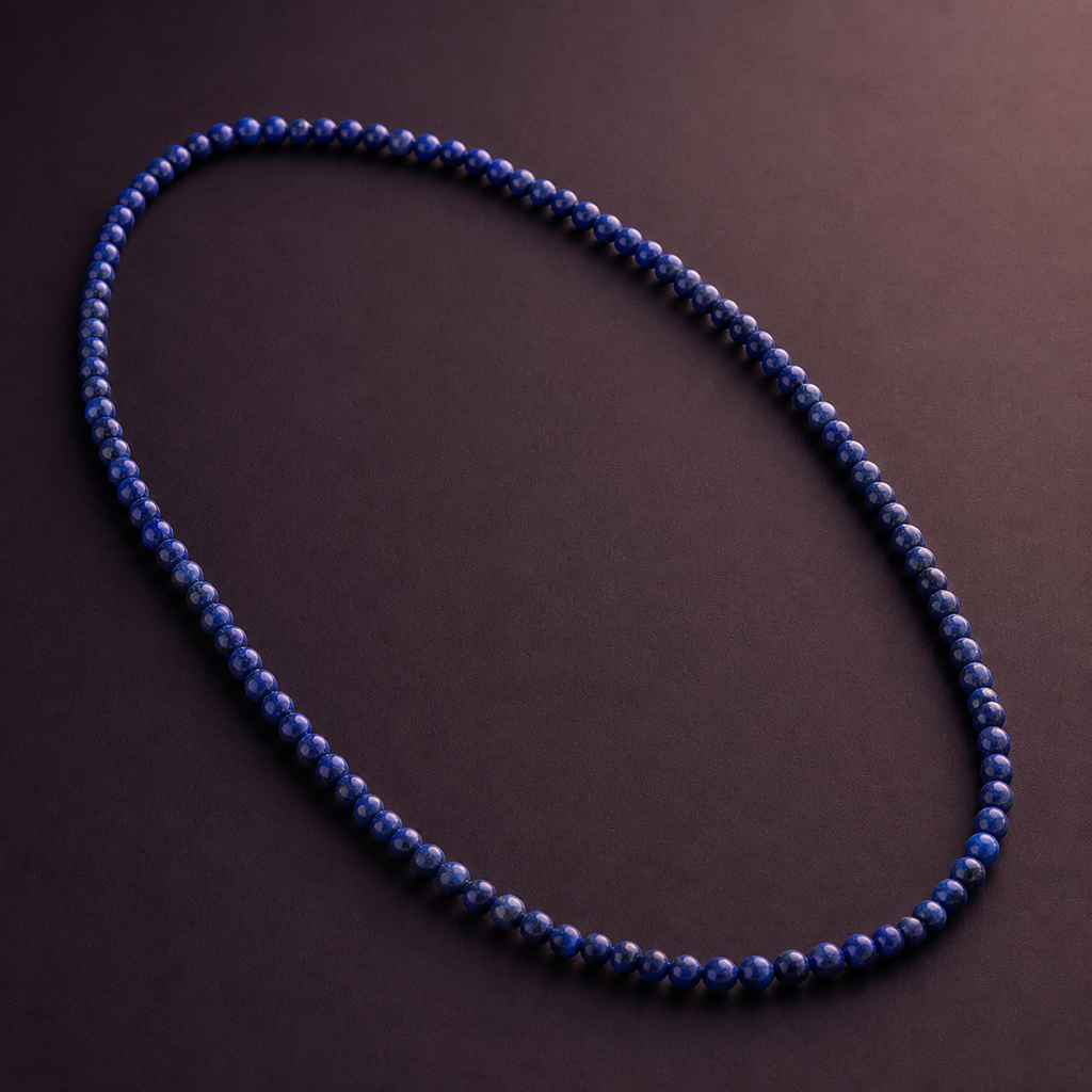 Collier en lapis-lazuli d'Afghanistan 4 mm - 45 cm, présentation sur une surface sombre contrastée