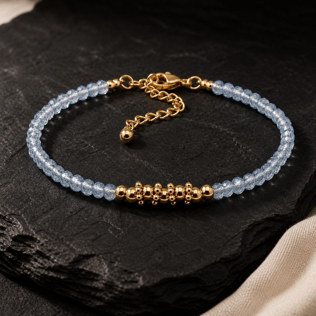 Bracelet doré en aigue-marine naturelle - 16 à 21 cm, présentation sur une surface sombre contrastée