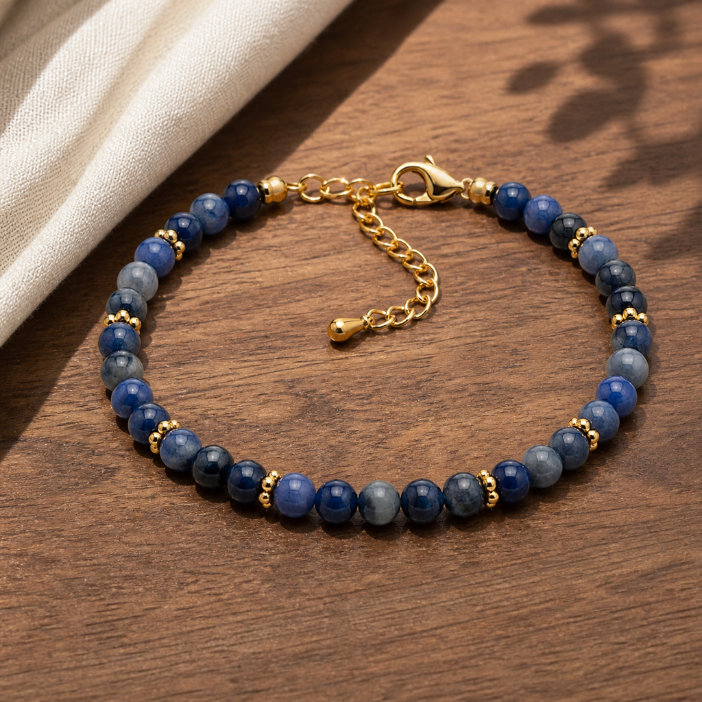 Bracelet Halo doré en sodalite 4 mm, présentation sur une surface sombre contrastée