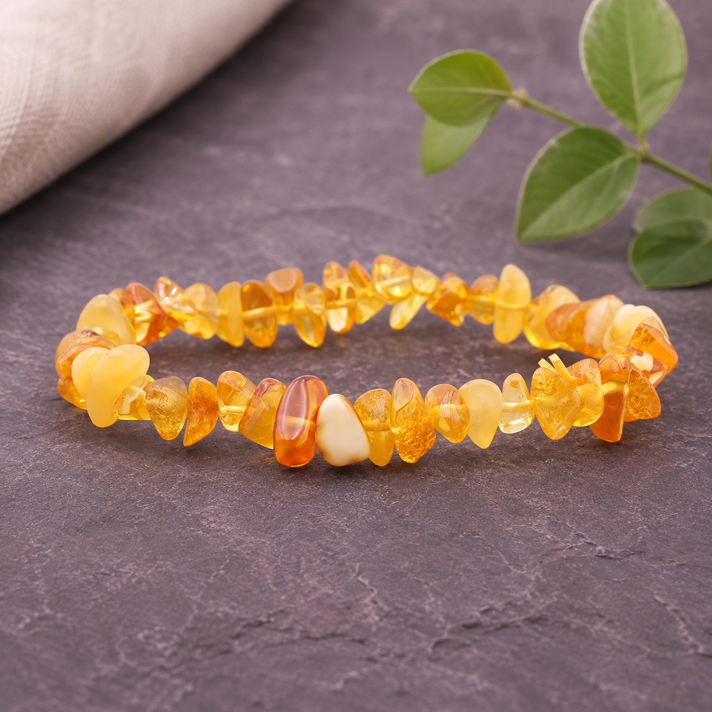 Bracelet baroque en ambre jaune sur pierre prune avec une branche verte