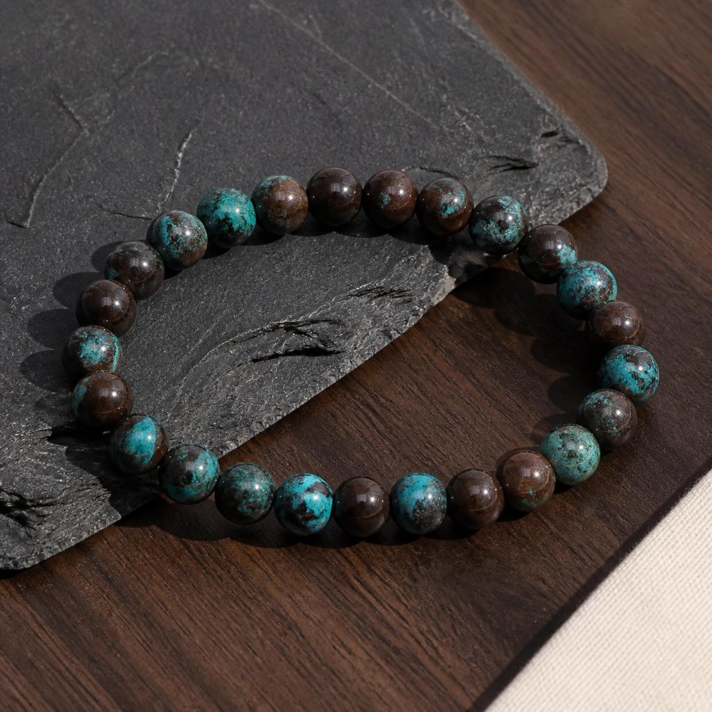Bracelet en chrysocolle du Congo 8 mm - 16 à 18 cm, présentation sur une surface sombre contrastée