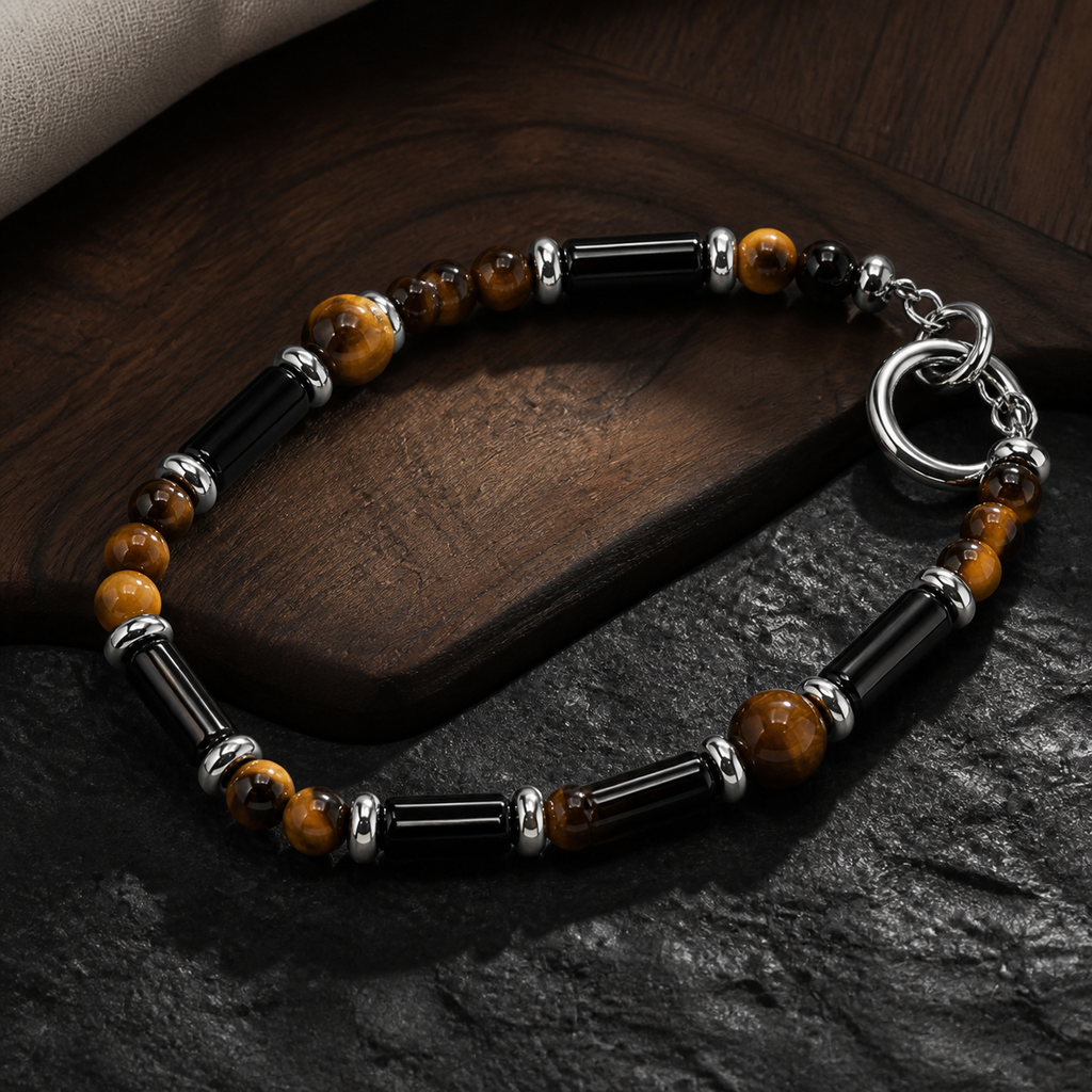 Bracelet Légende en œil de tigre et onyx, présentation sur fond sombre