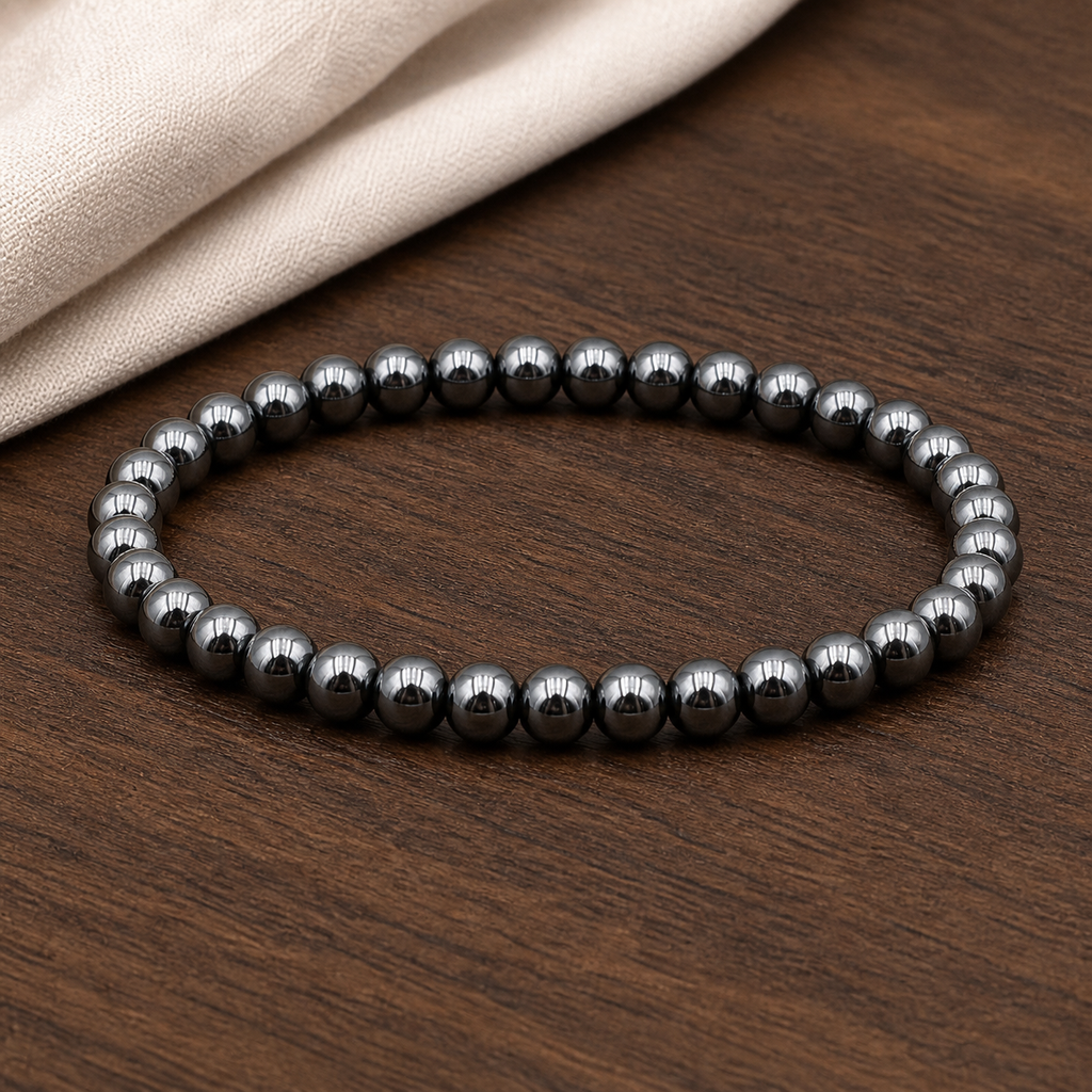 Bracelet en hématite - Perles de 6 mm, présentation complète sur fond sombre contrasté