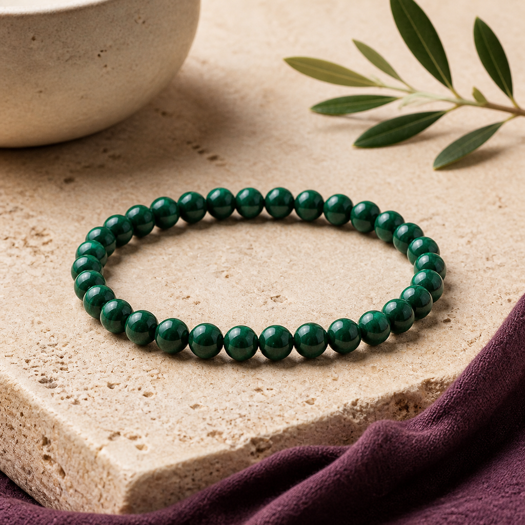 Bracelet en malachite - Perles de 6 mm, présentation sur une surface sombre contrastée