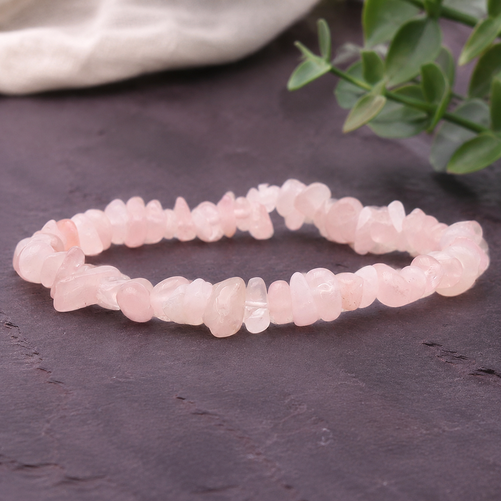 Bracelet baroque en quartz rose sur pierre prune avec une branche verte