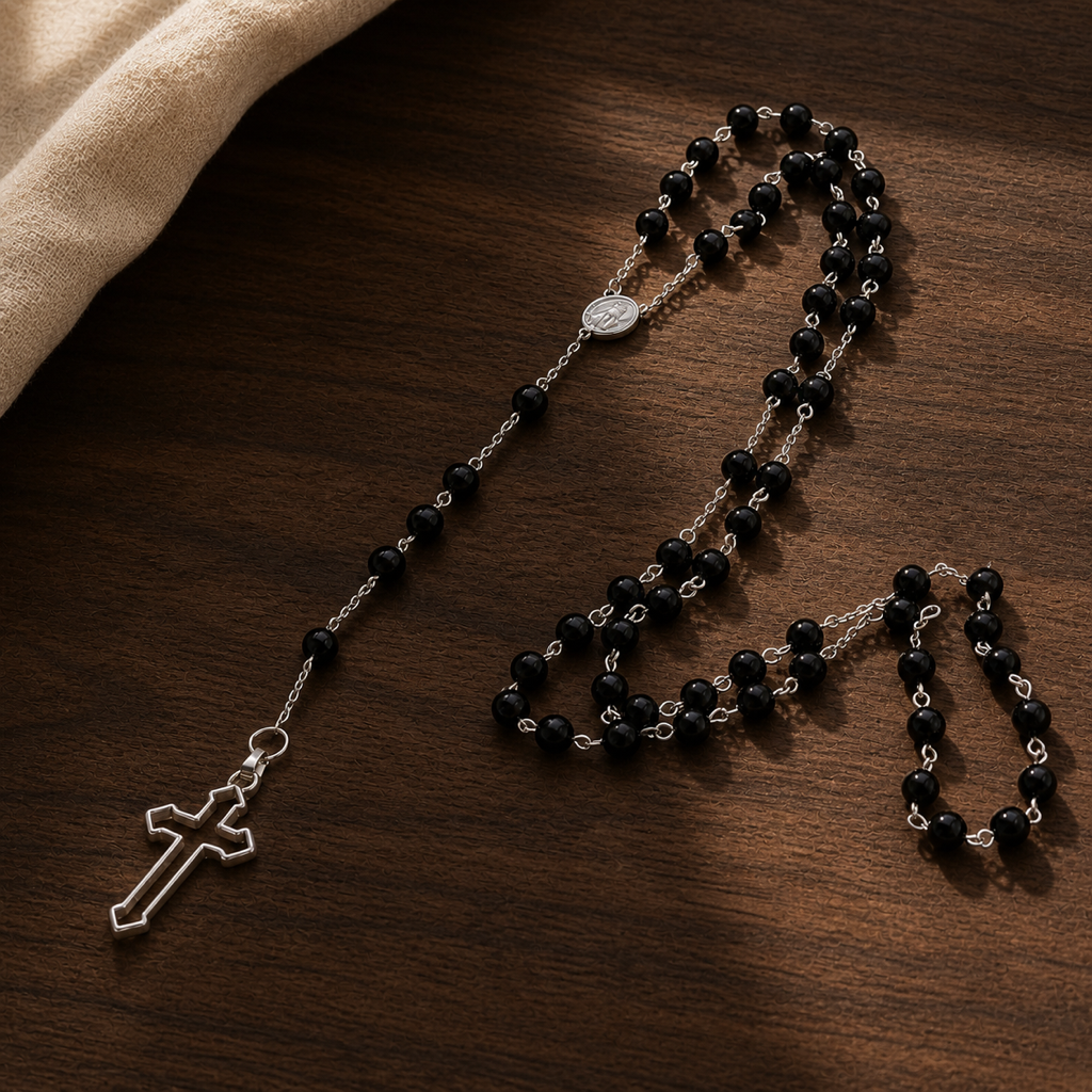 Chapelet en obsidienne noire sur bois foncé et textile ivoire