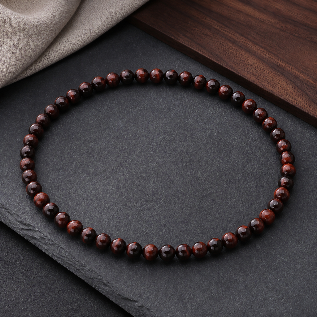 Collier en œil de taureau 8 mm - 45 cm, présentation sur une surface sombre contrastée