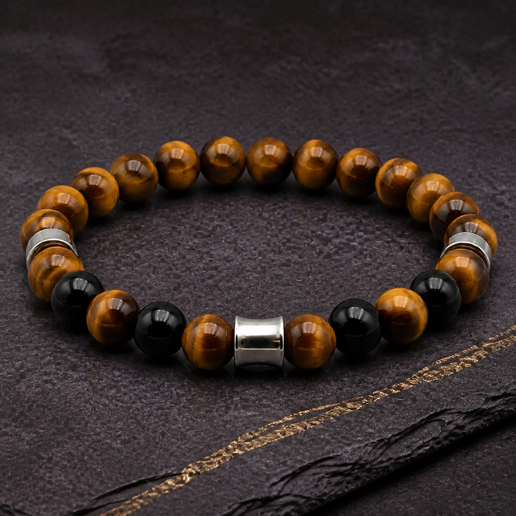 Bracelet Kahel argenté en onyx et œil de tigre, présentation sur une surface sombre contrastée