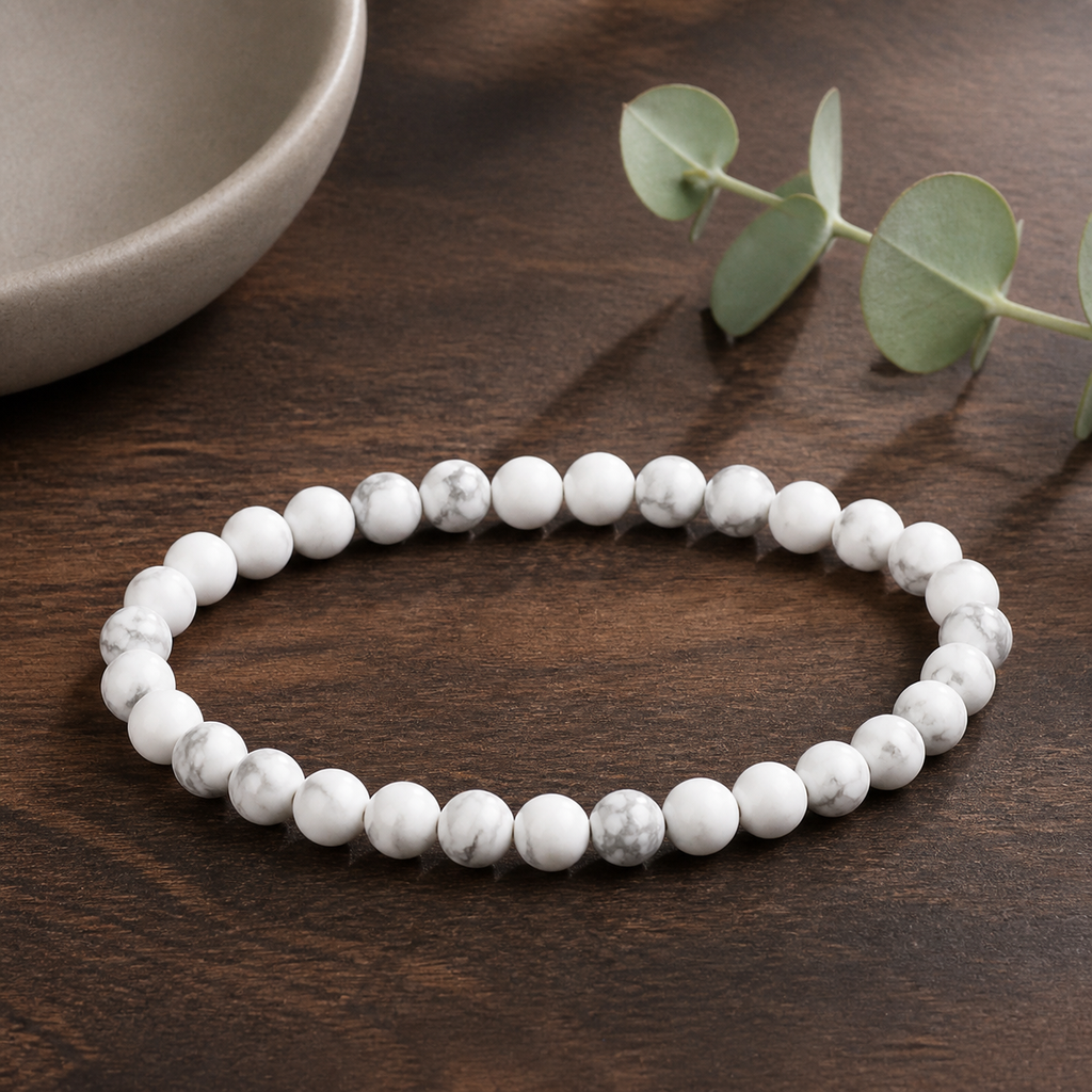 Bracelet en howlite blanche - Perles de 6 mm, présentation sur une surface sombre contrastée