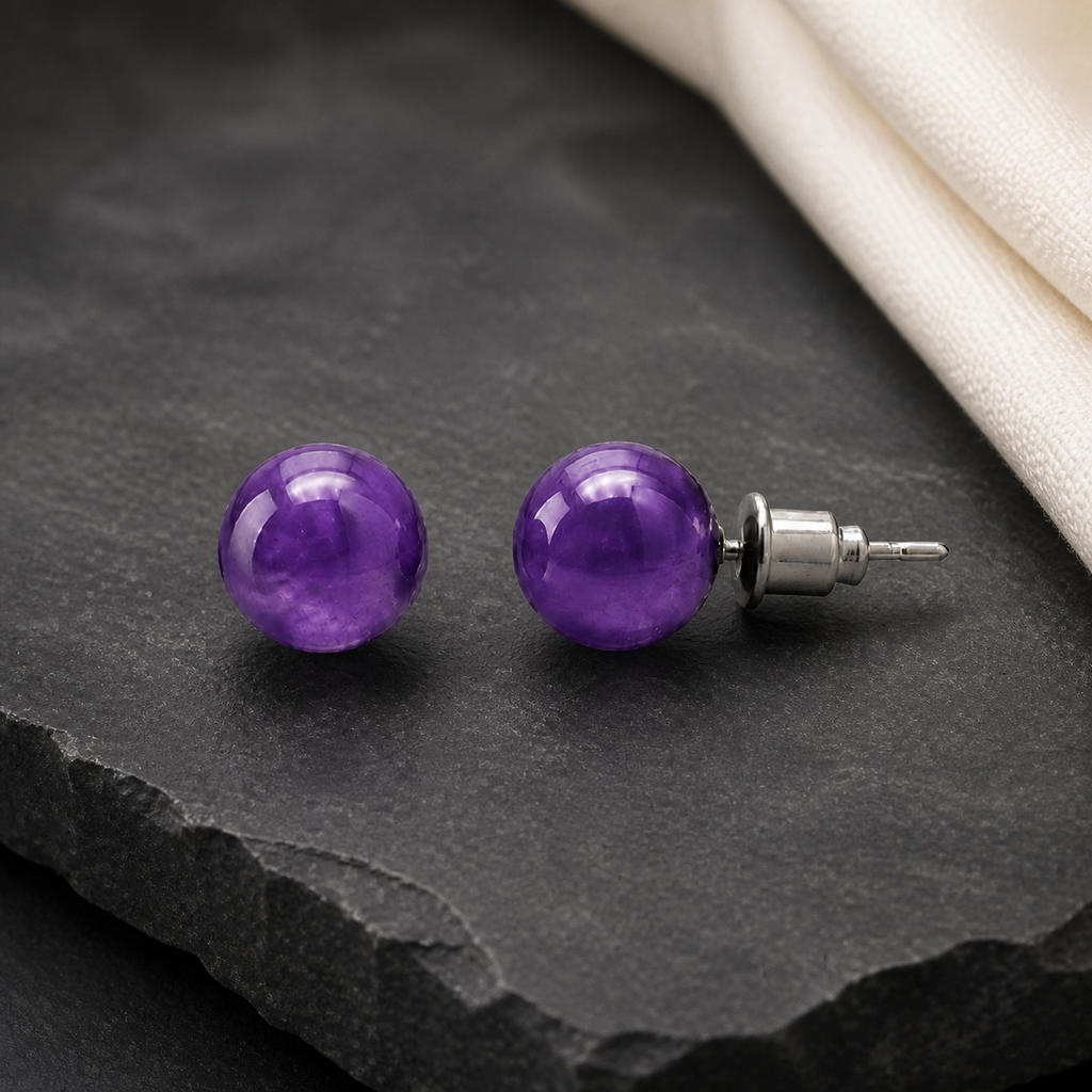 Boucles d'oreilles puces en améthyste - 8 mm, présentation complète sur fond sombre contrasté