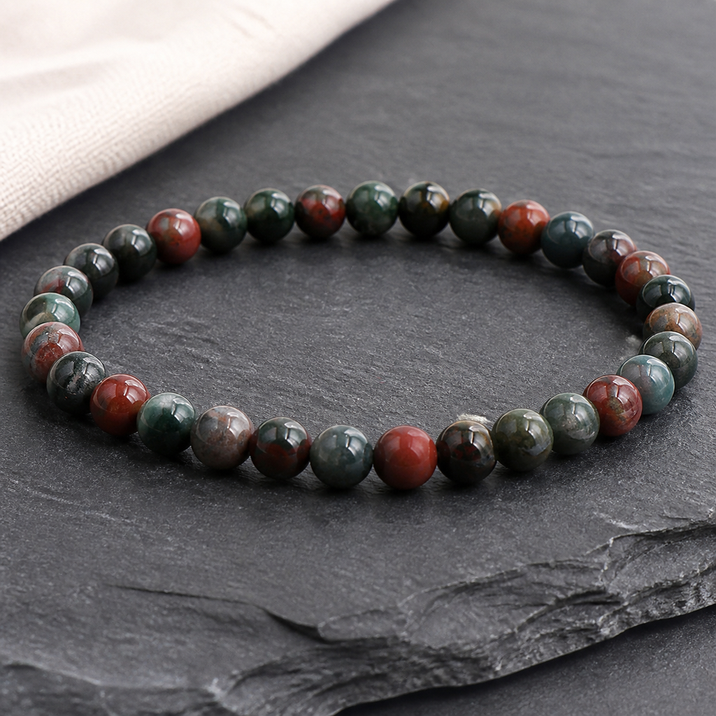 Bracelet en jaspe héliotrope du Brésil 6 mm - 16 à 18 cm, présentation sur une surface sombre contrastée