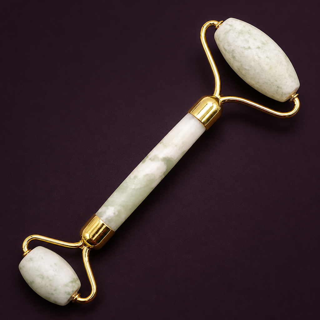 Rouleau de massage visage en jade de Chine à deux têtes, présentation sur une surface sombre contrastée