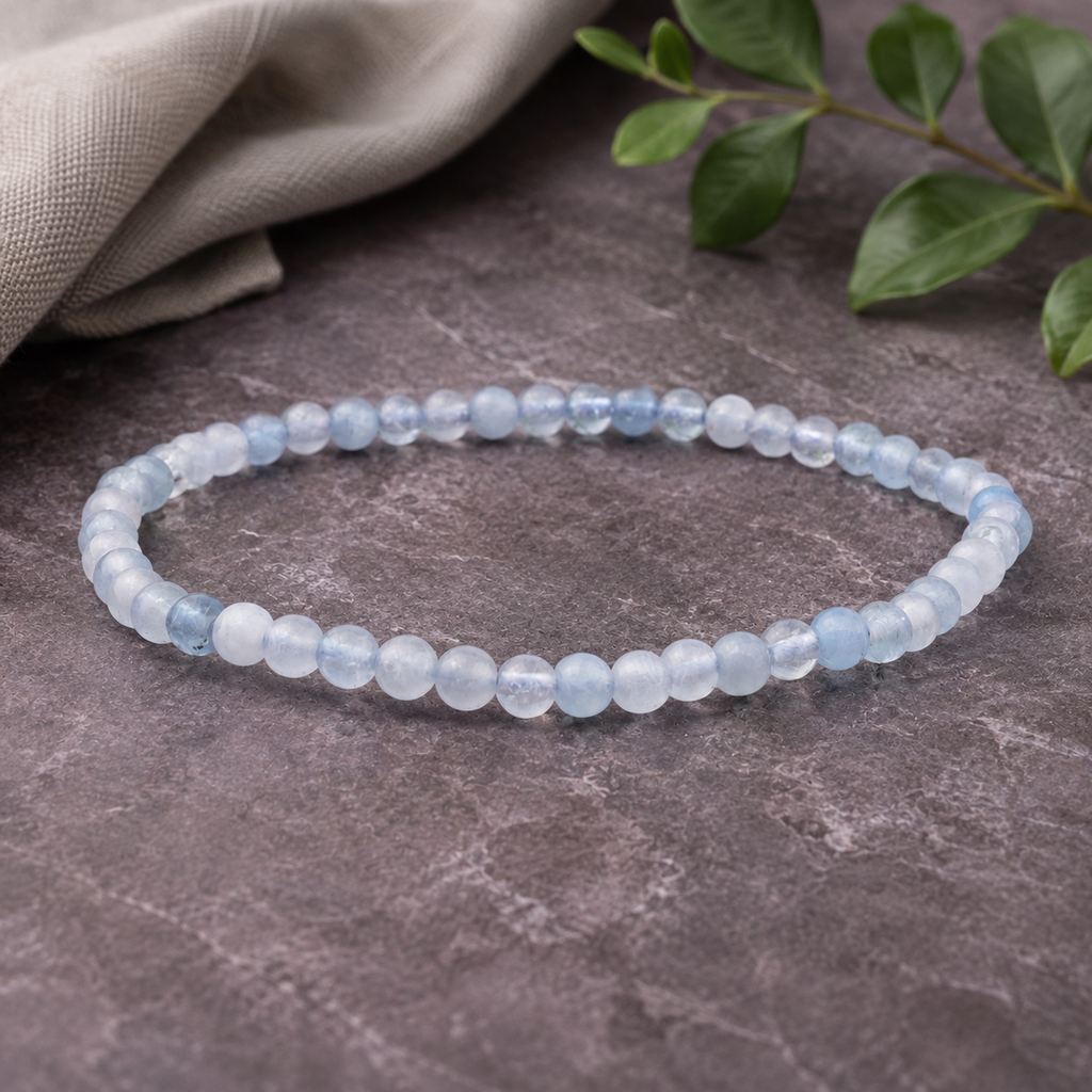 Bracelet en aigue-marine sur pierre prune avec une branche verte