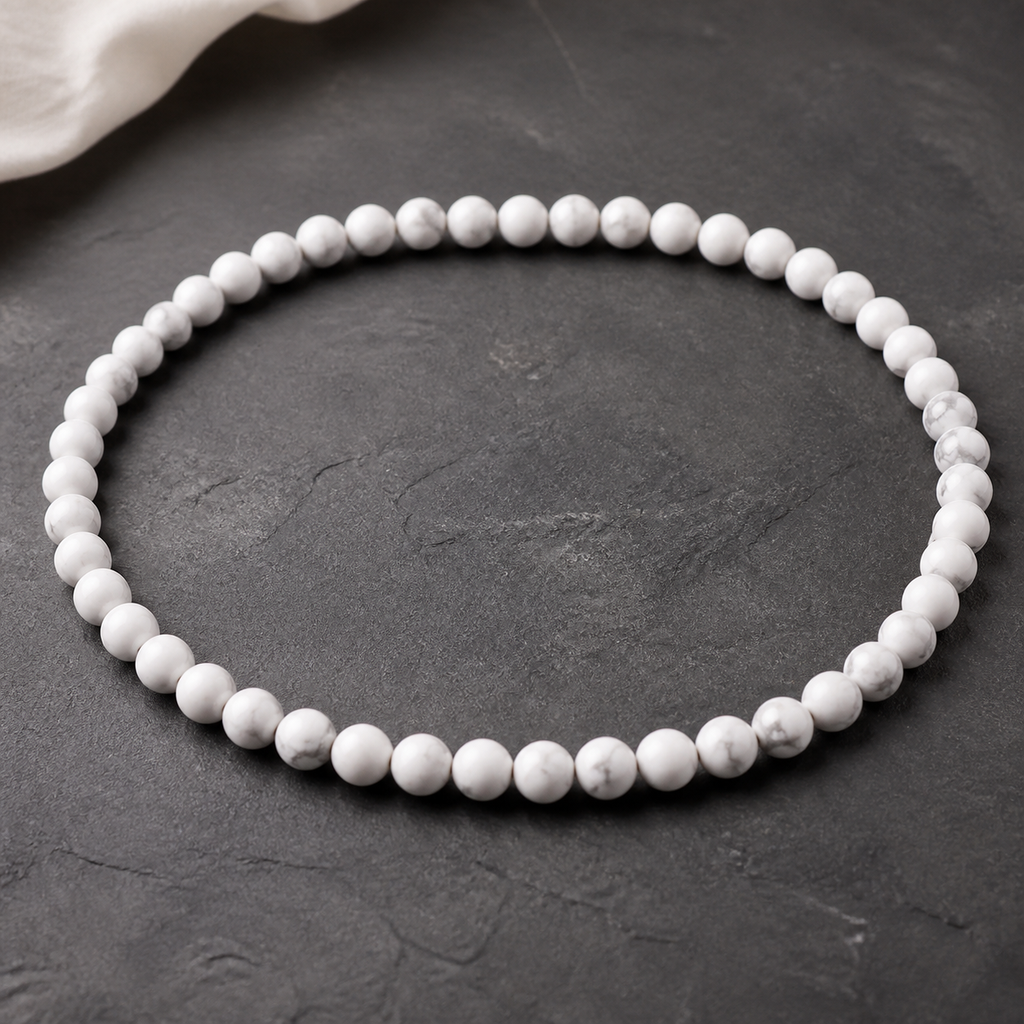Collier en howlite blanche 8 mm - 45 cm, présentation complète sur fond sombre contrasté
