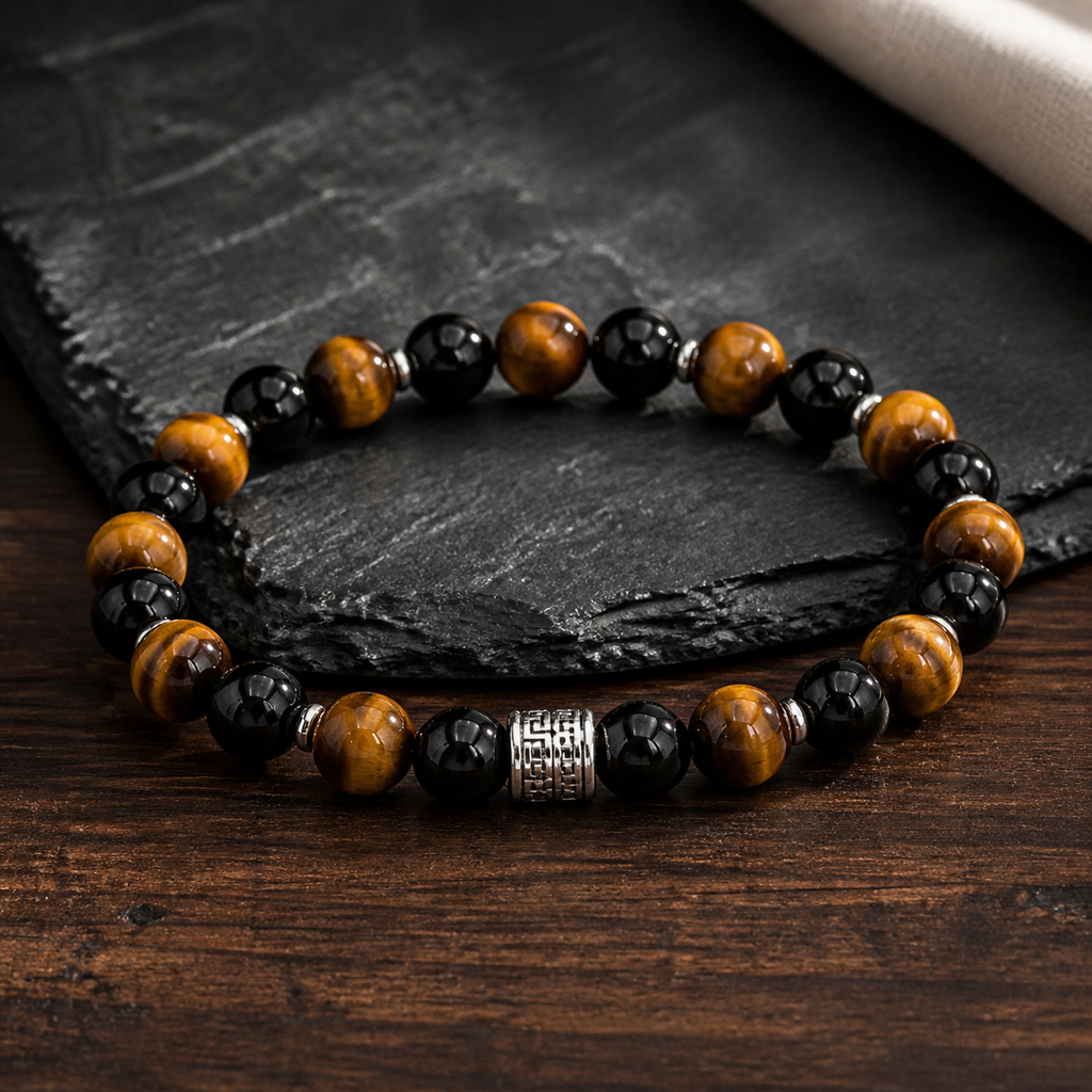 Bracelet Célyos en œil de tigre et onyx, présentation sur fond sombre