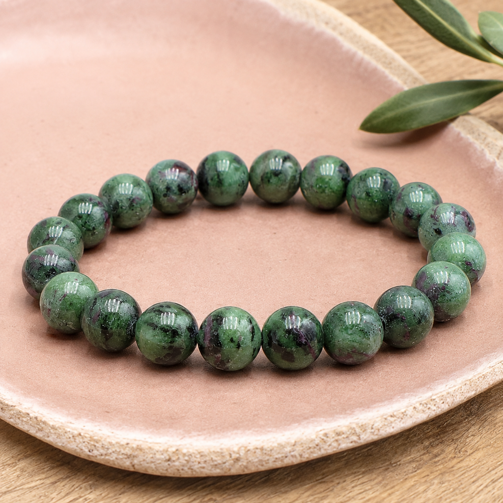 Bracelet en zoïsite - Perles de 10 mm en nature morte près d’un feuillage