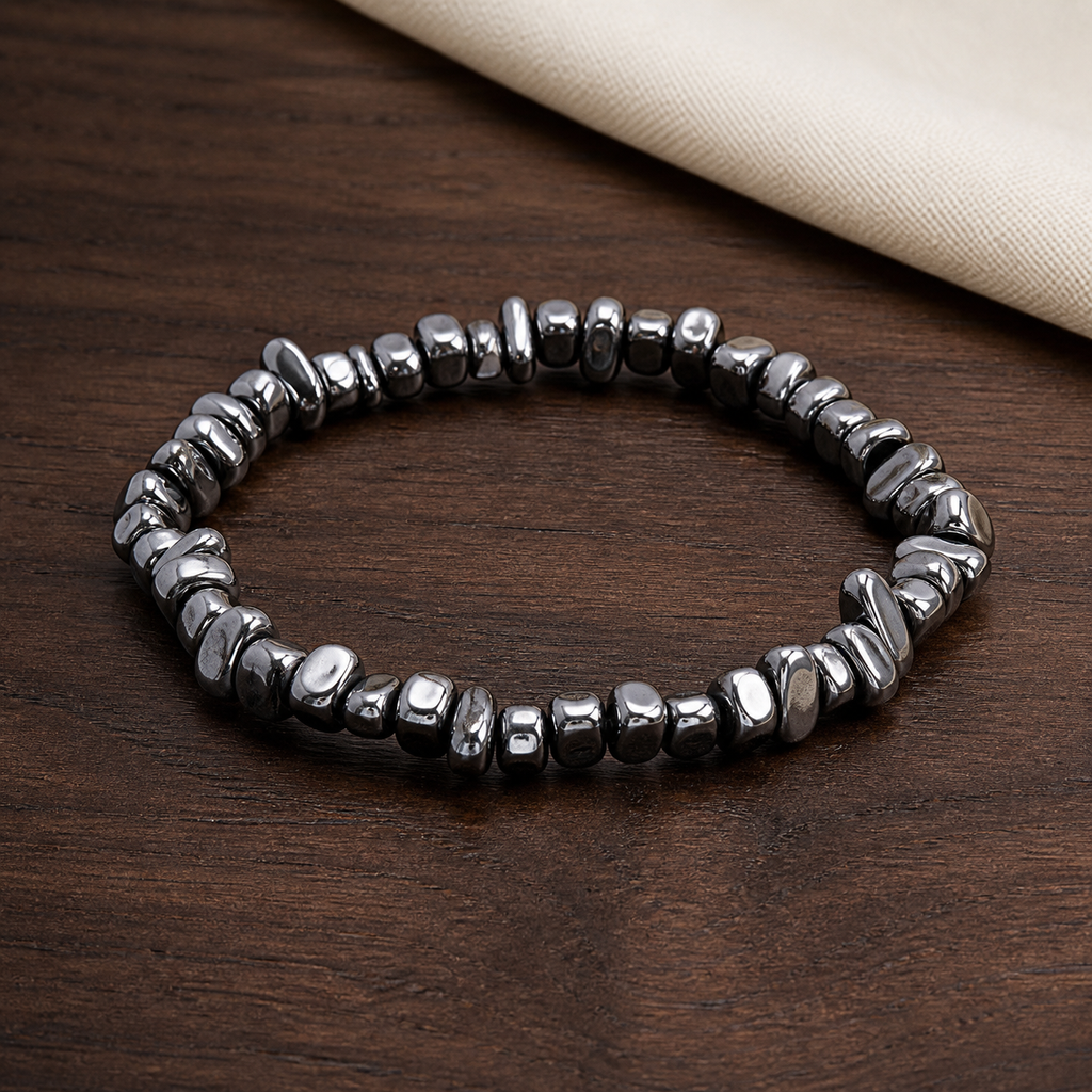 Bracelet baroque en hématite - 16 à 18 cm, présentation complète sur fond sombre contrasté