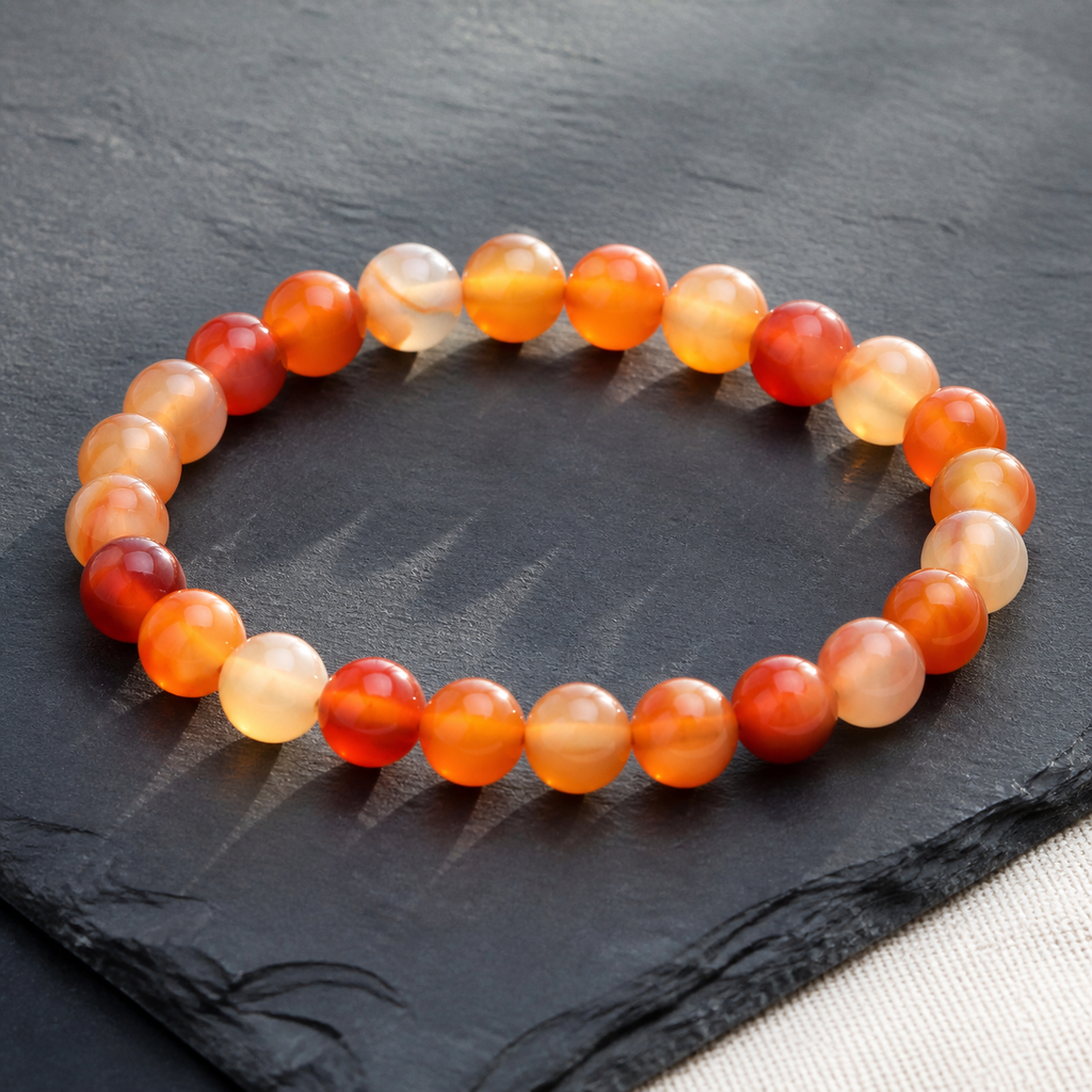 Bracelet en cornaline 8 mm - 16 à 18 cm, présentation sur une surface sombre contrastée