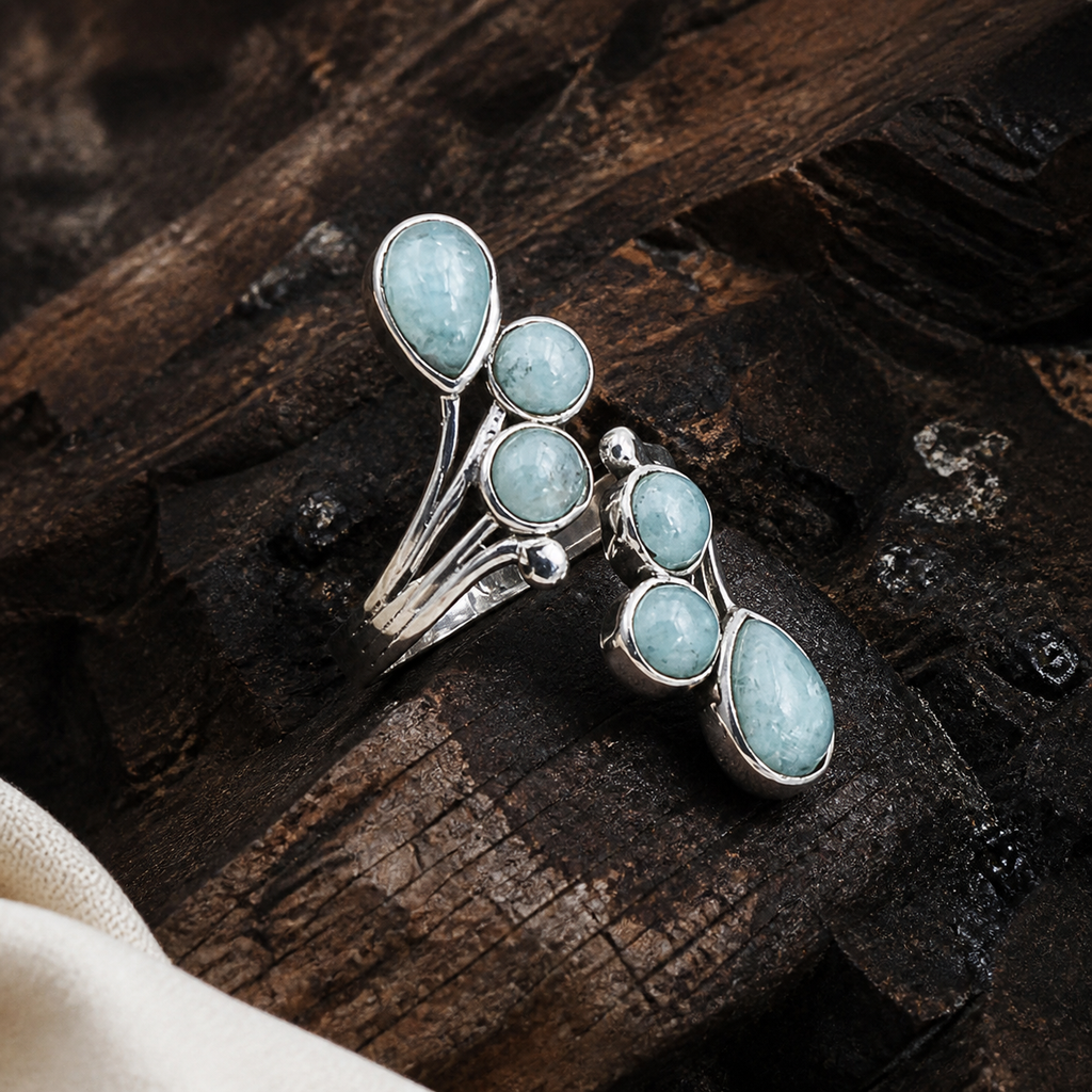 Bague en argent 925 et aigue-marine du Brésil, présentation sur fond sombre