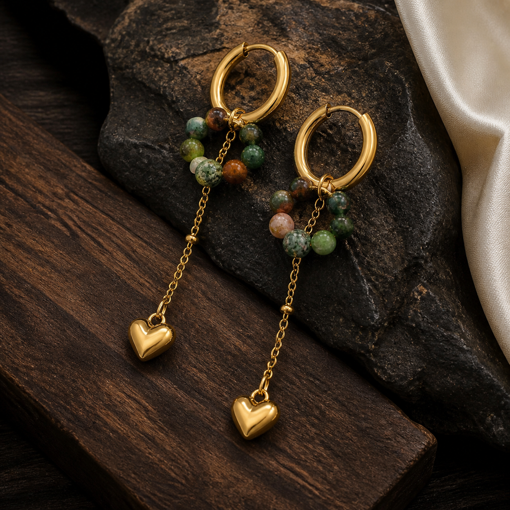 Boucles d'oreilles Auren dorées en agate indienne 4 mm, présentation sur une surface sombre contrastée