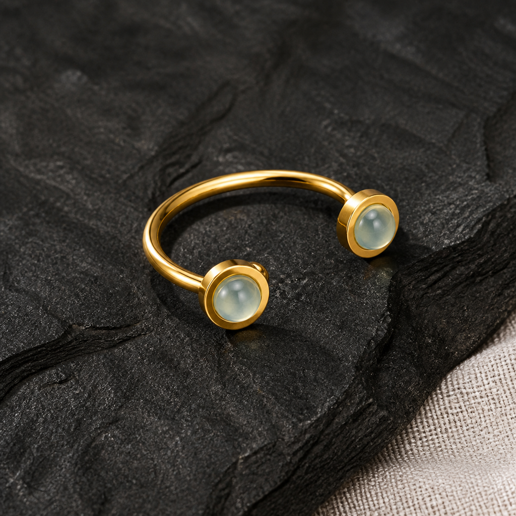 Bague ouverte dorée en aigue-marine naturelle - Taille 54, présentation sur une surface sombre contrastée