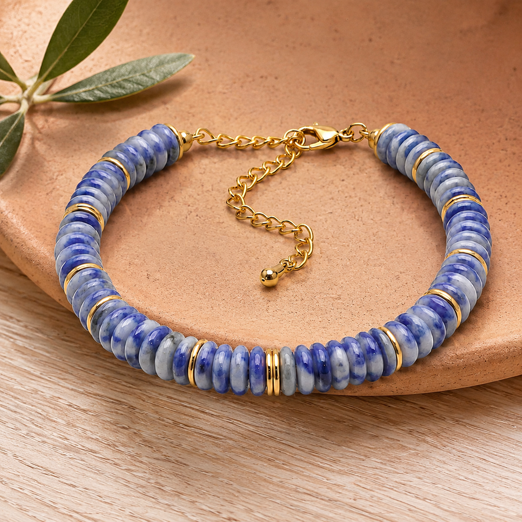 Bracelet doré en sodalite - Perles de 6 mm en nature morte près d’un feuillage