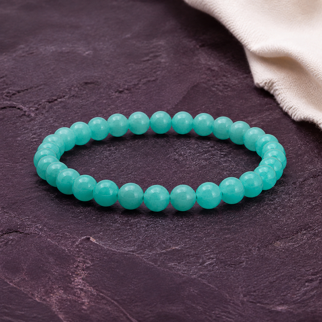Bracelet en amazonite des États-Unis - Perles de 6 mm, présentation complète sur fond sombre contrasté