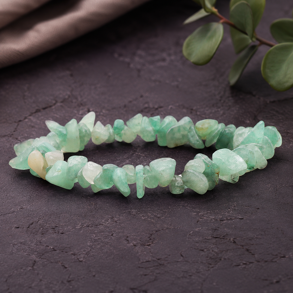 Bracelet baroque en aventurine verte sur pierre prune avec une branche verte