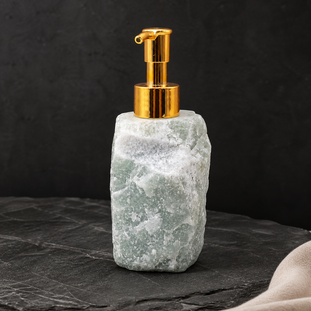 Distributeur de savon en aventurine verte brute - 100 à 150 mm, présentation sur une surface sombre contrastée