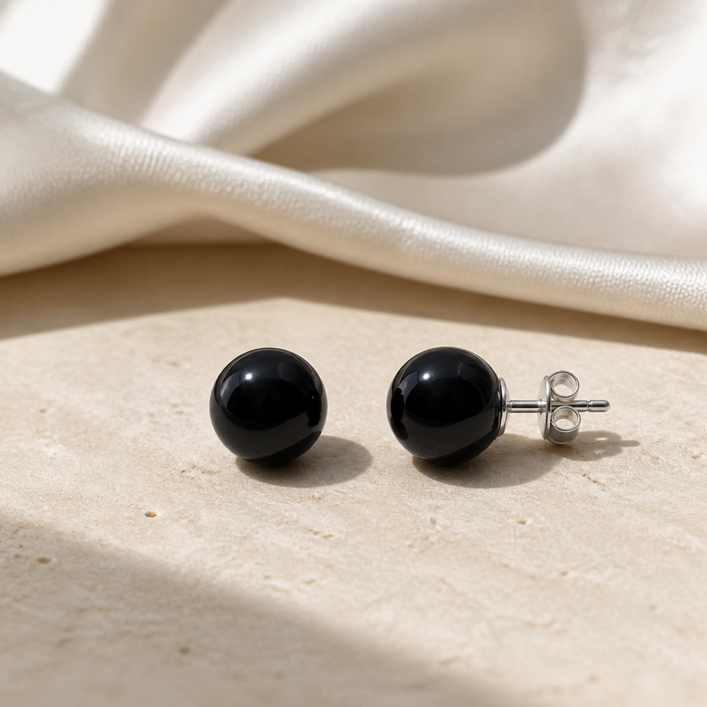 Boucles d'oreilles puces en obsidienne noire - 10 mm, présentation complète sur fond sombre contrasté