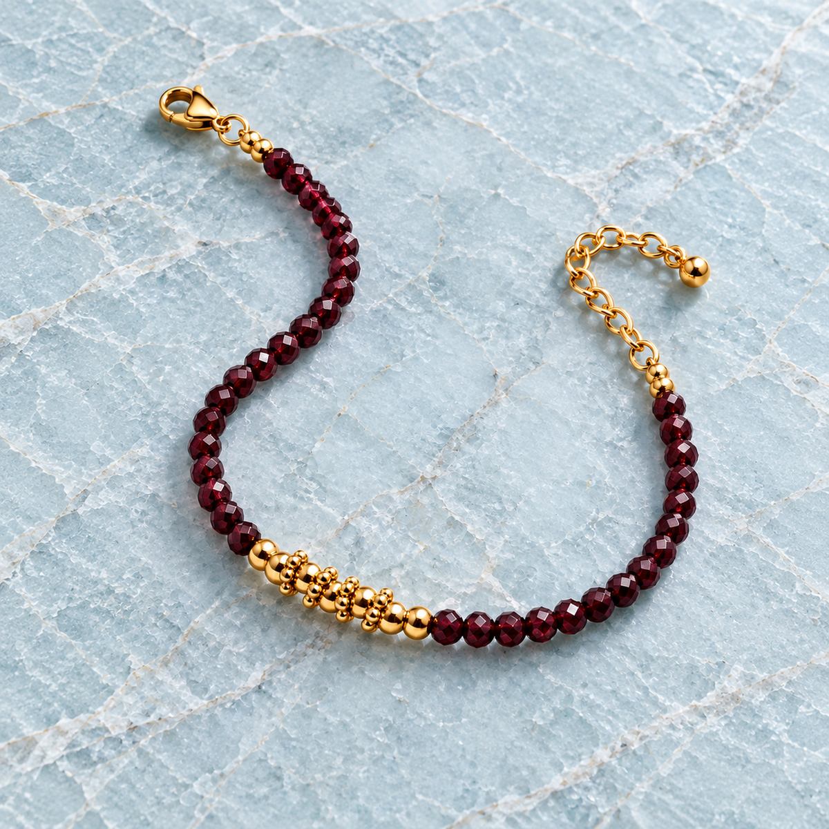 Bracelet doré en grenat rhodolite 3 mm en diagonale, avec détails de la chaîne d'extension