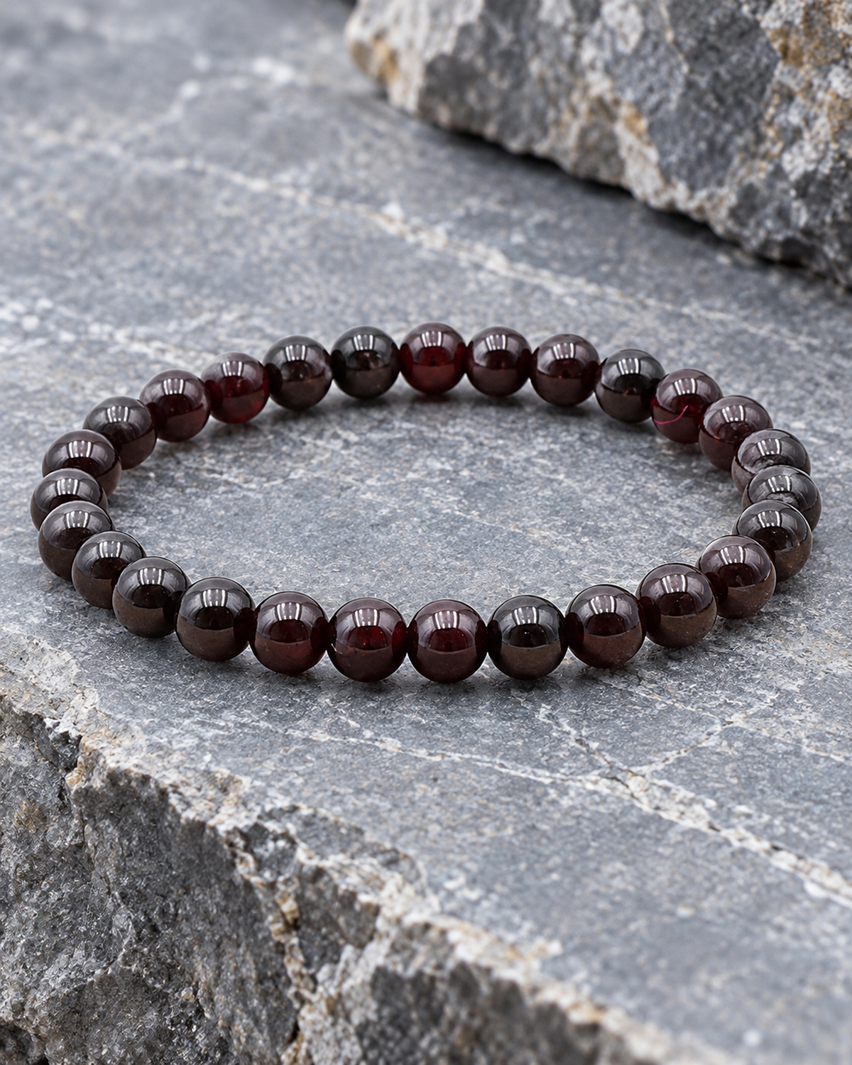 Bracelet en grenat rouge 6 mm, seconde vue complète avec ligne de perles visible