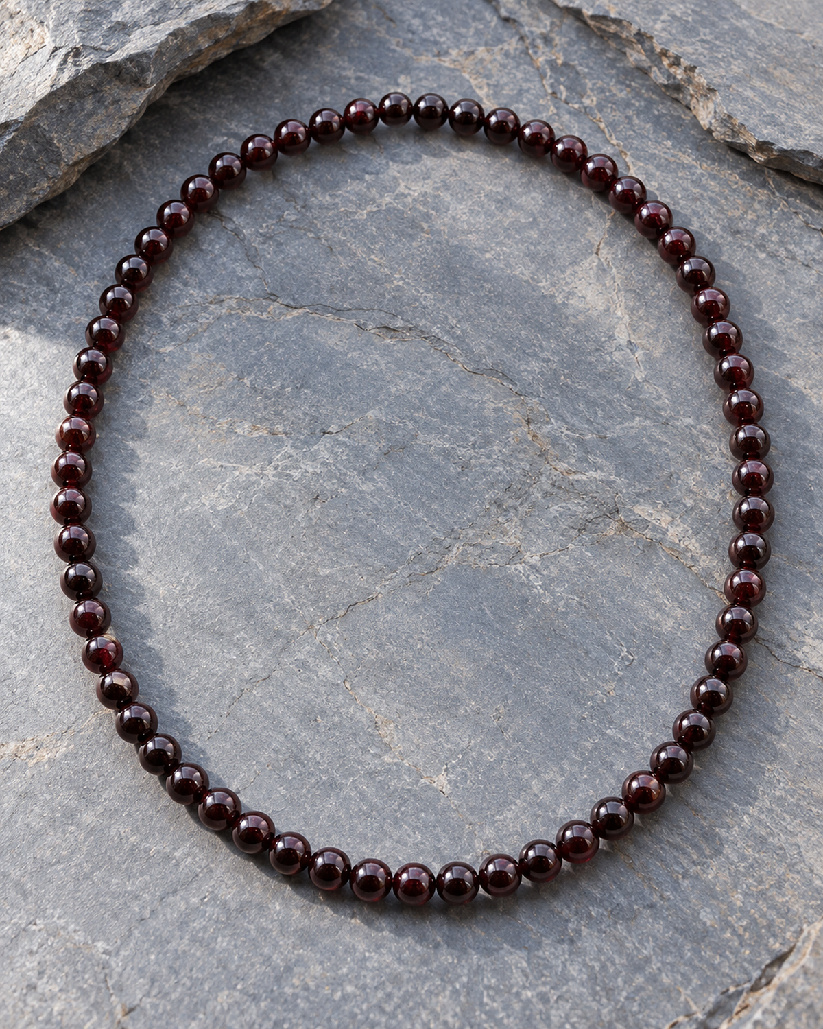 Collier en grenat rouge 6 mm - 45 cm, seconde vue complète avec ligne de perles visible