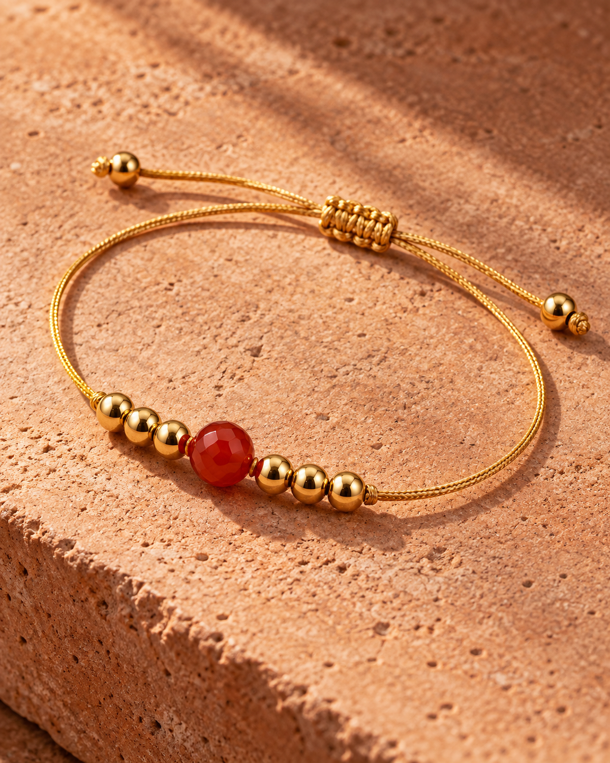 Bracelet doré en cornaline 6 mm, seconde vue complète en diagonale avec le réglage déployé