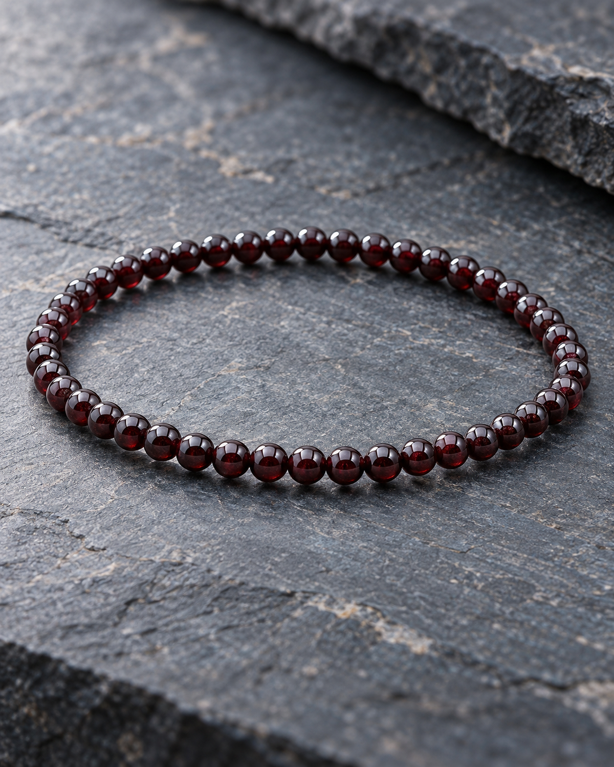 Bracelet en grenat rouge 4 mm, seconde vue complète avec ligne de perles visible
