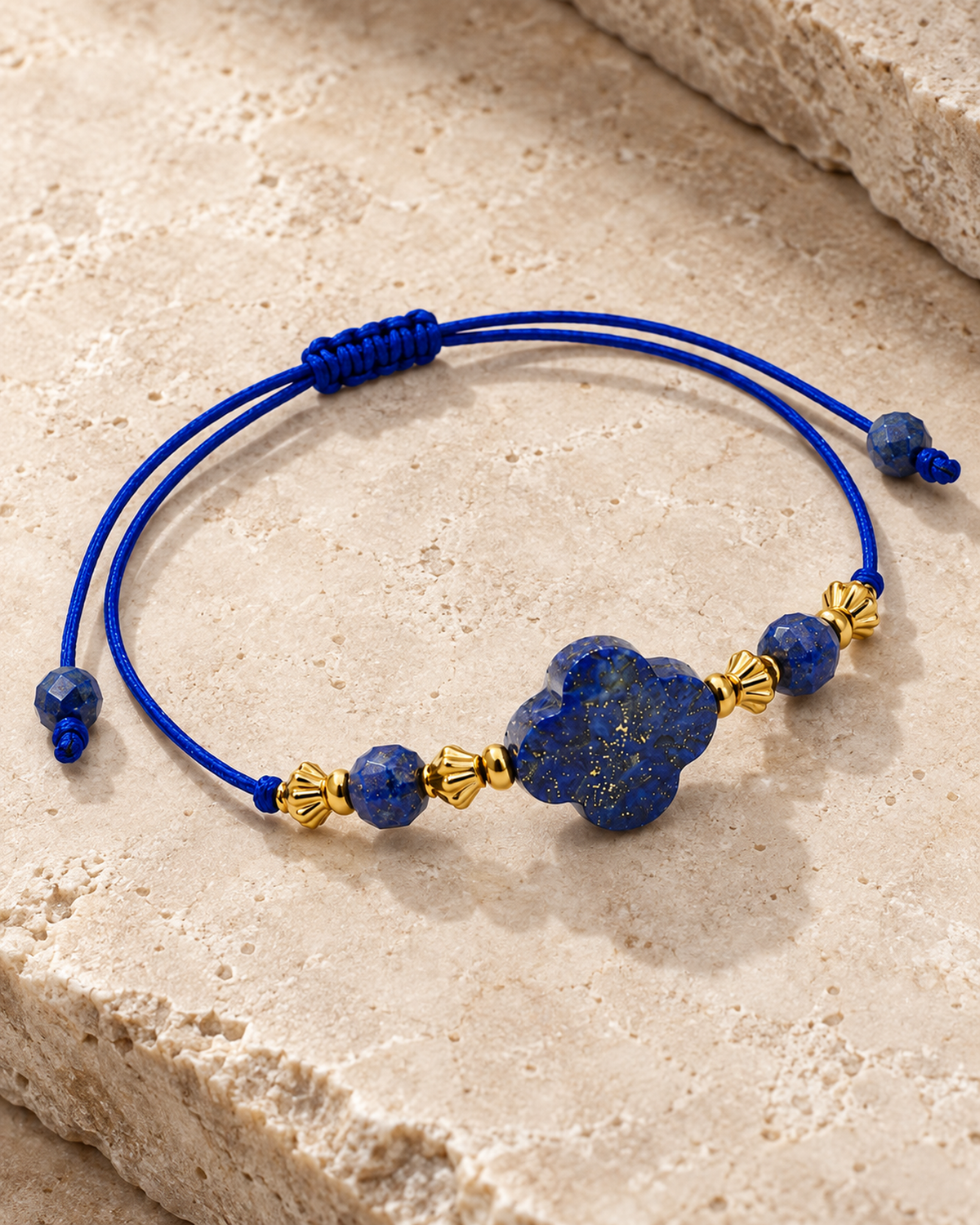 Bracelet doré en lapis-lazuli 4 à 12 mm, seconde vue complète en diagonale avec le réglage déployé