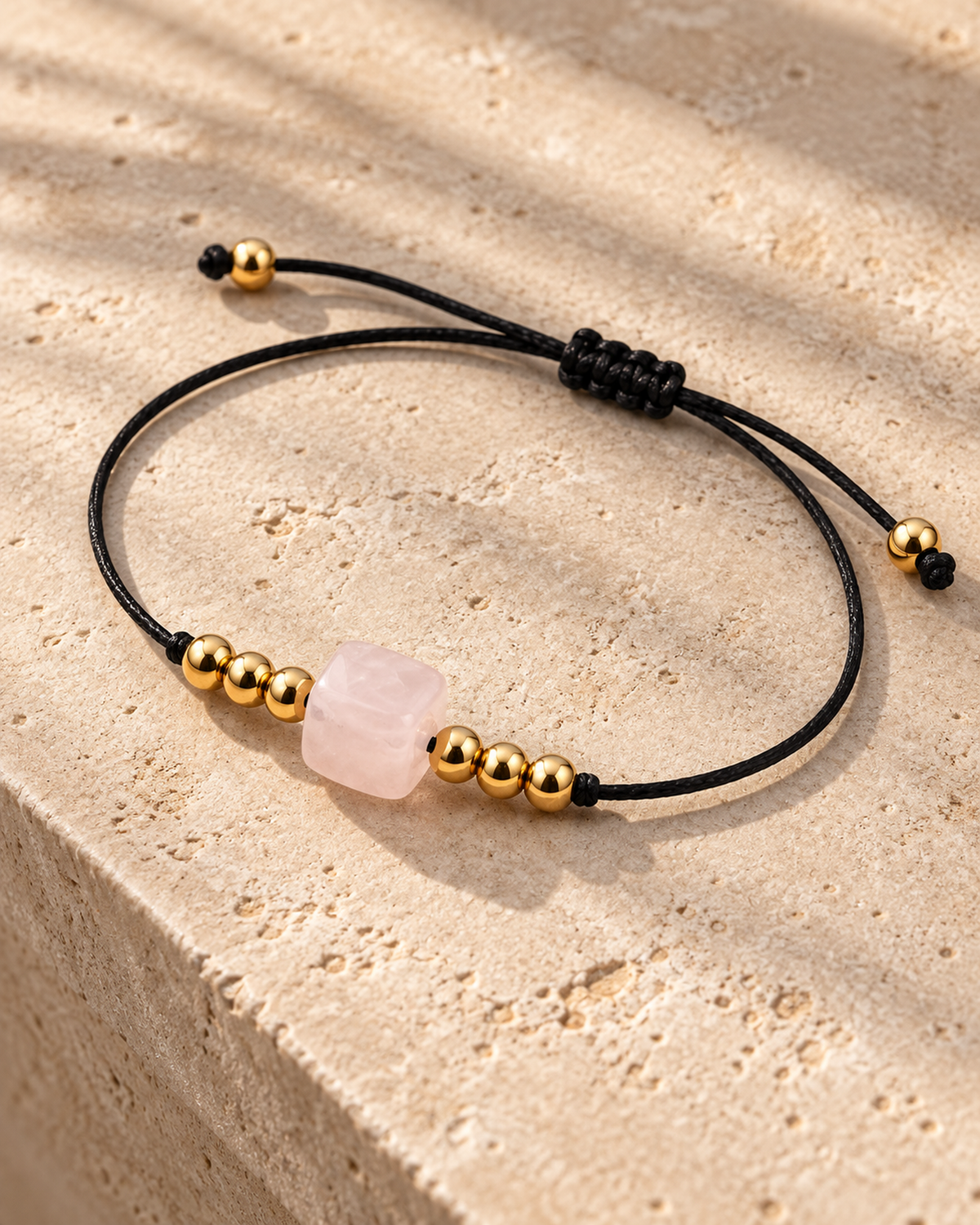 Bracelet doré en quartz rose 8 mm, seconde vue complète en diagonale avec le réglage déployé