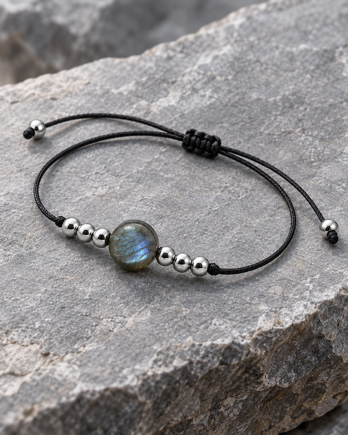Bracelet argenté en labradorite 8 mm, seconde vue complète en diagonale avec le réglage déployé