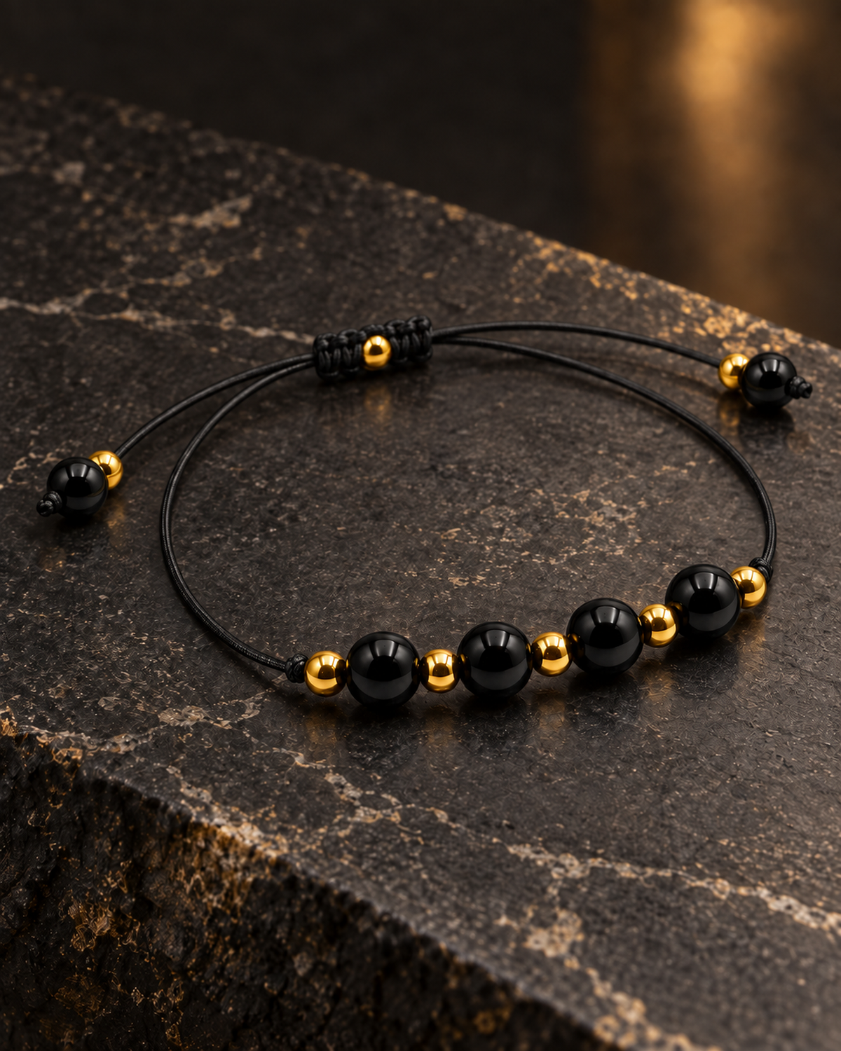 Bracelet doré en obsidienne noire 6 mm, seconde vue complète en diagonale avec le réglage déployé